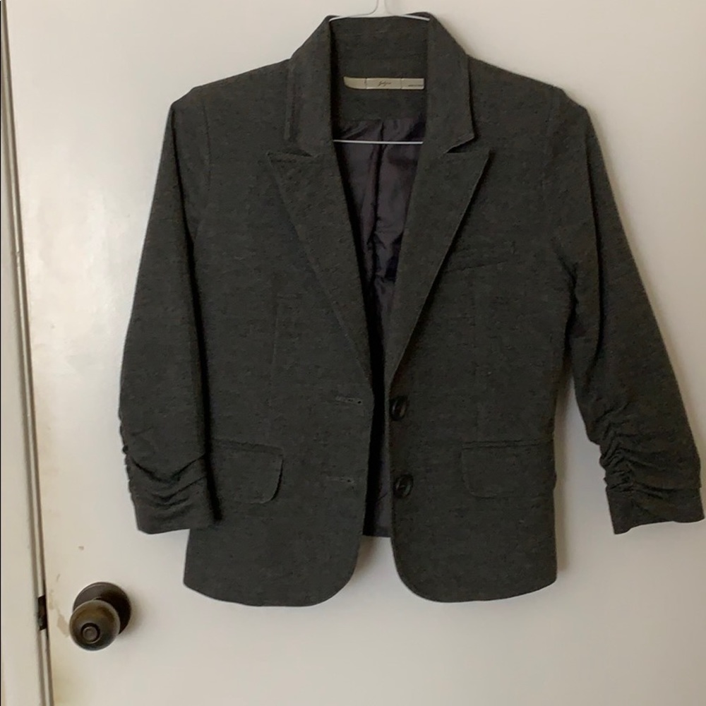 Cropped/fitted 3/4 sleeve blazer